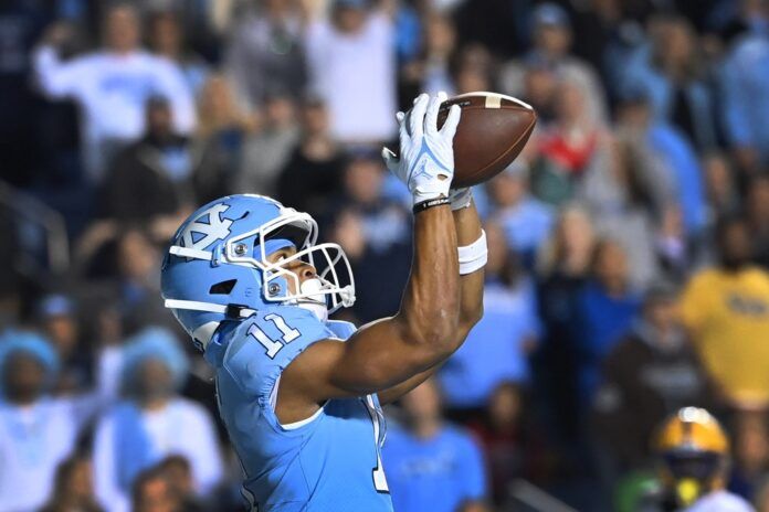 North Carolina WR Josh Downs (11) hauls in a reception.