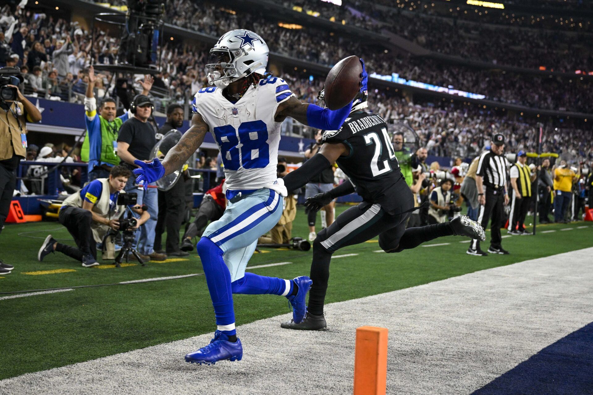 Dallas Cowboys WR CeeDee Lamb (88) catches a touchdown against the Philadelphia Eagles.