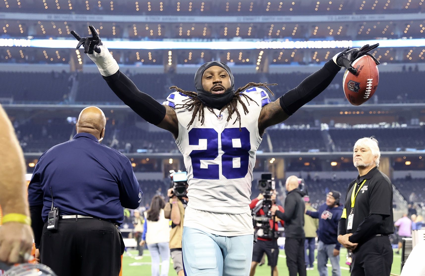 Malik Hooker (28) celebrates with fans after the game against the Indianapolis Colts at AT&T Stadium.