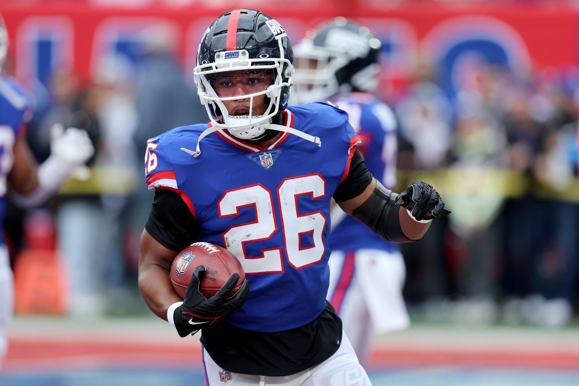 Saquon Barkley (26) warms up before a game against the Chicago Bears at MetLife Stadium.