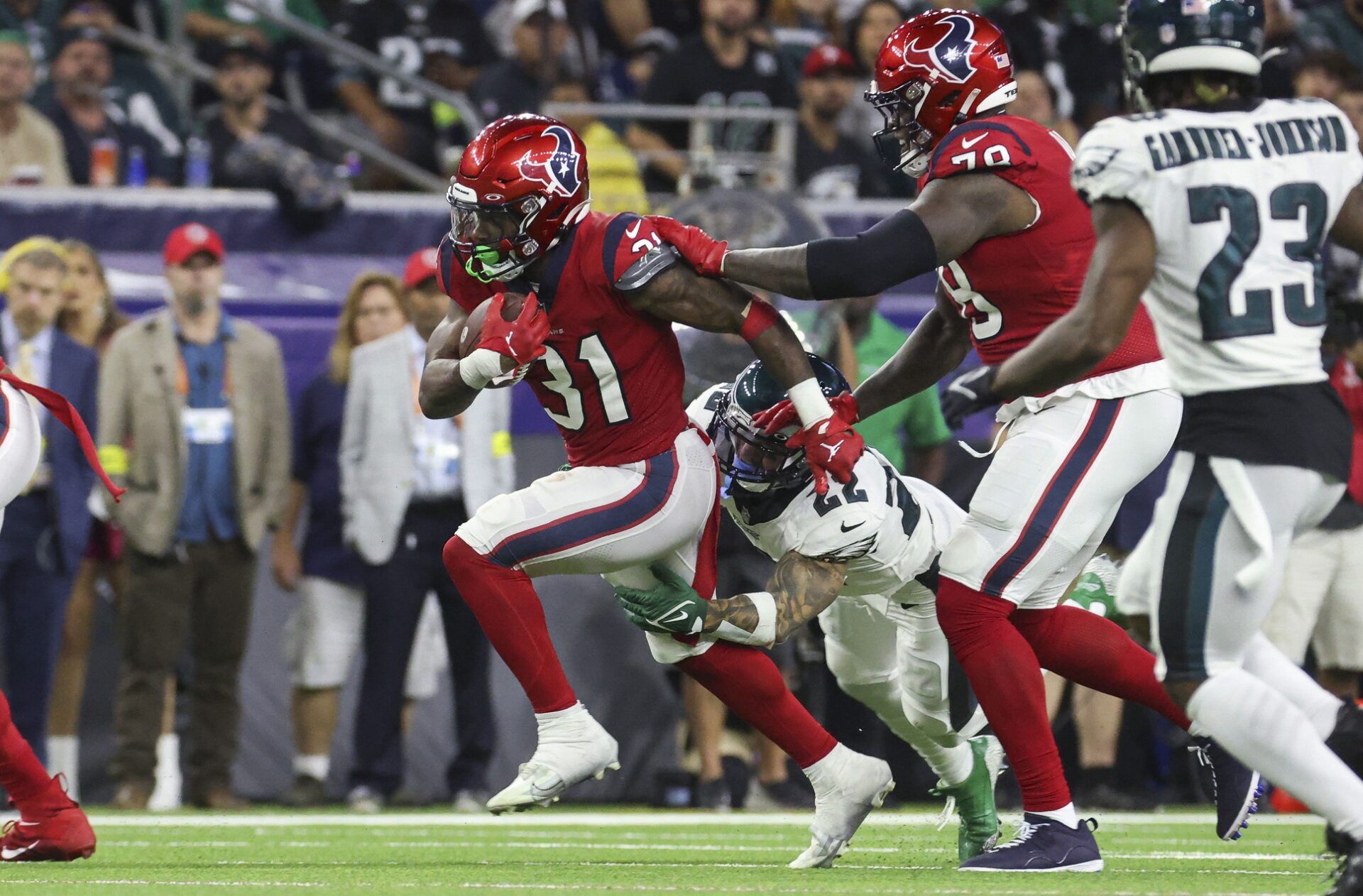 Houston Texans RB Dameon Pierce (31) runs the ball against the Philadelphia Eagles.