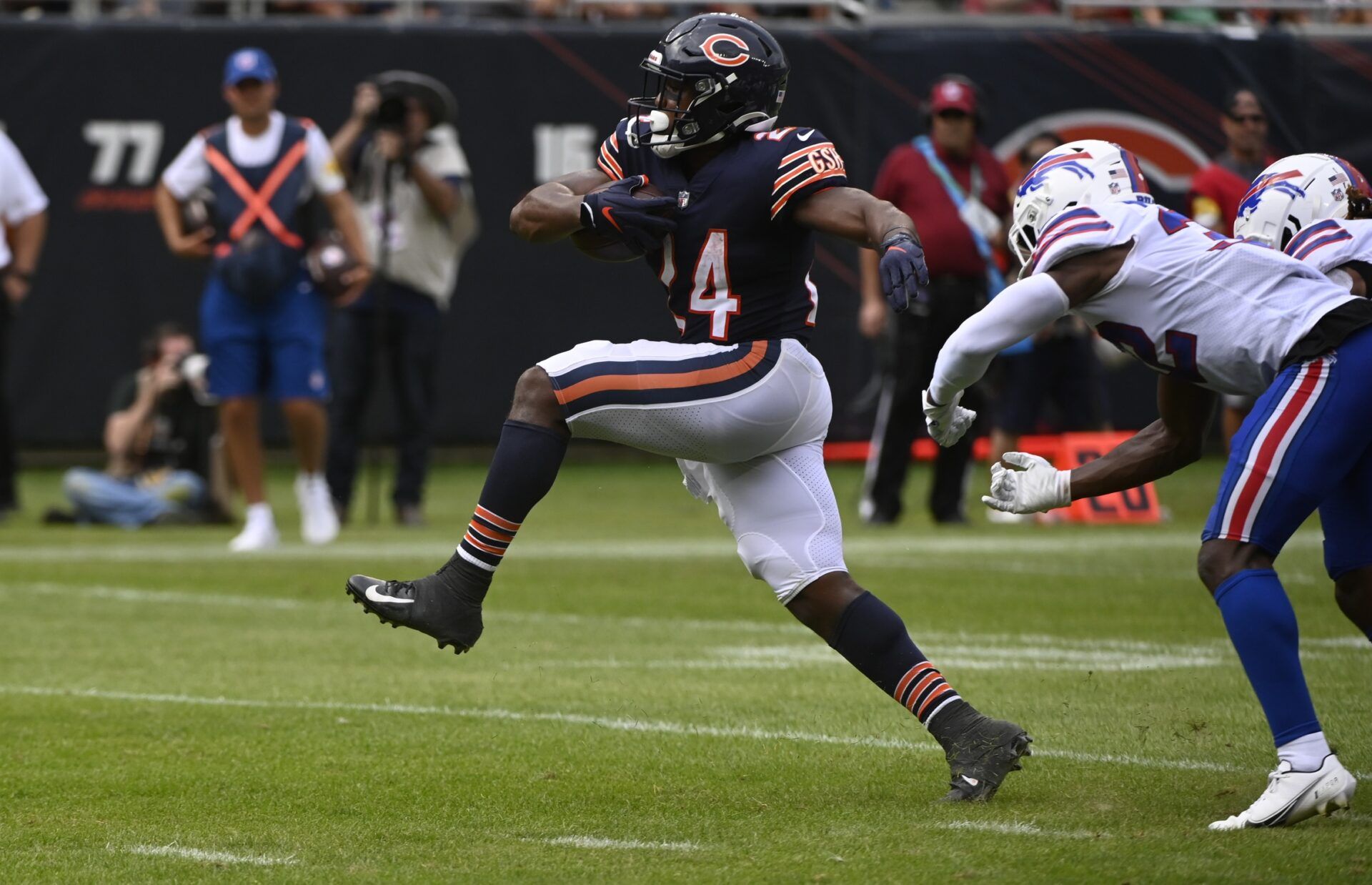 Chicago Bears RB Khalil Herbert (24) rushes the ball against the Buffalo Bills.