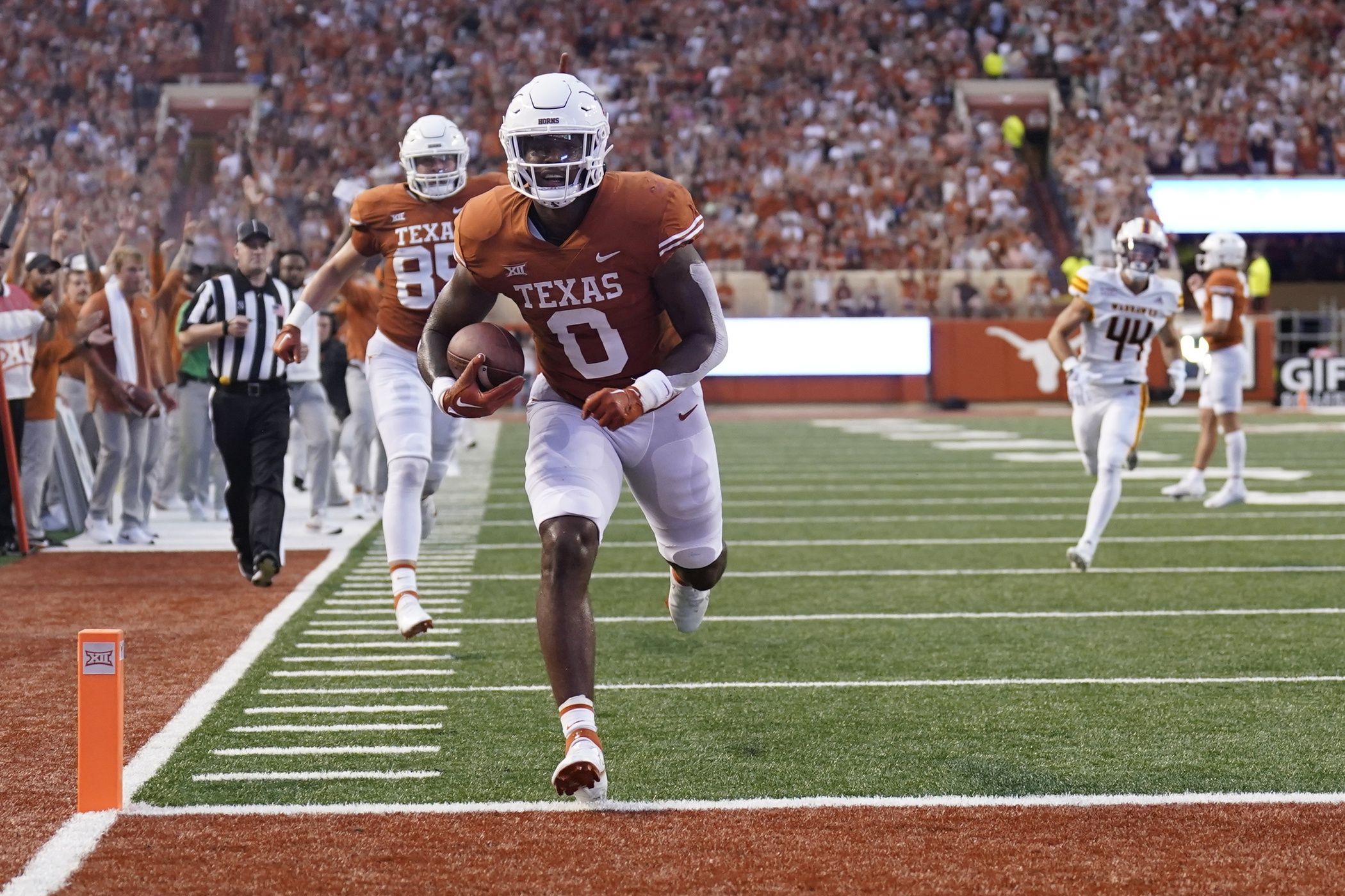 Ja'Tavion Sanders (0) runs in for a touchdown against the Louisiana Monroe Warhawks in the first half at Darrell K Royal-Texas Memorial Stadium.