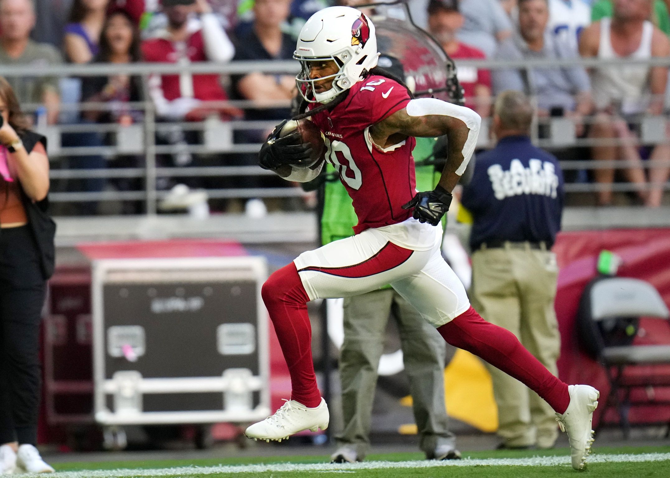 DeAndre Hopkins (10) runs in for a touchdown against the Seattle Seahawks at State Farm Stadium in Glendale.