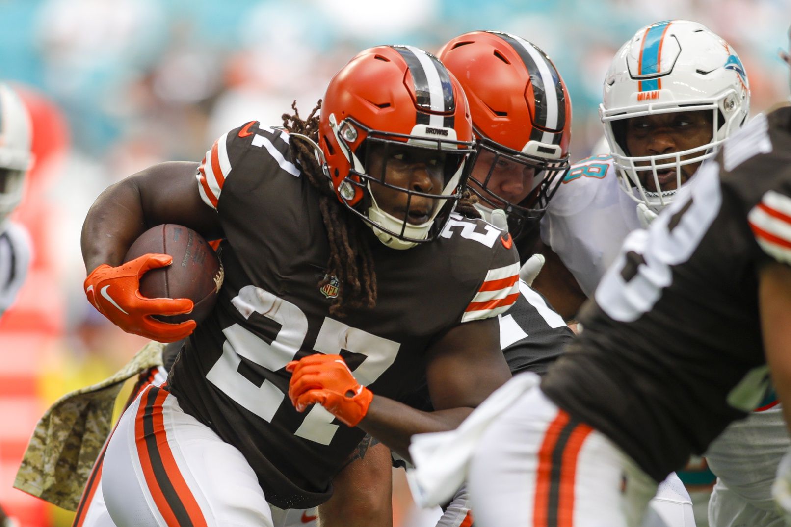 Kareem Hunt runs the ball against the Miami Dolphins.