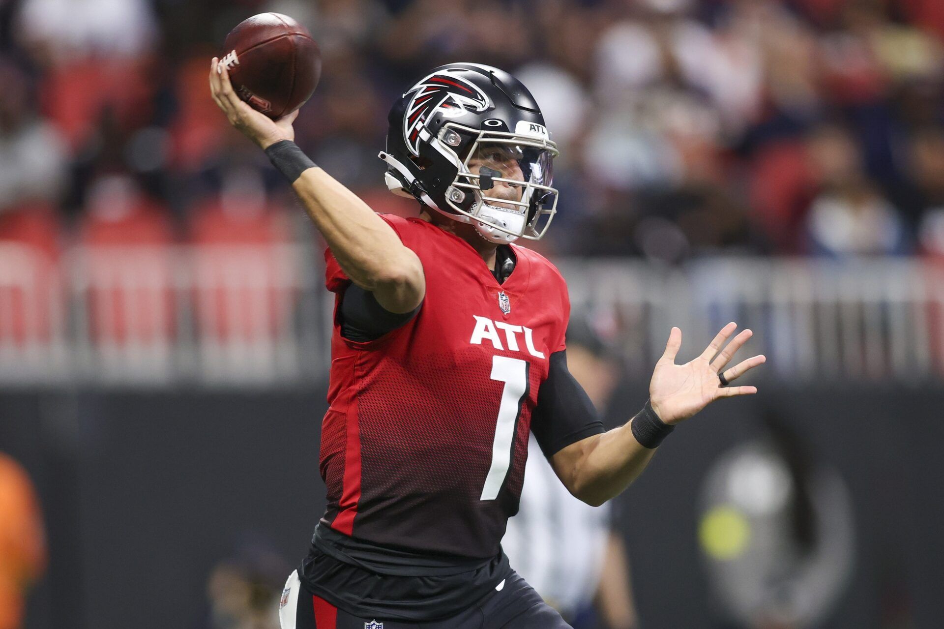 Marcus Mariota (1) throws a pass against the Chicago Bears in the first quarter at Mercedes-Benz Stadium.