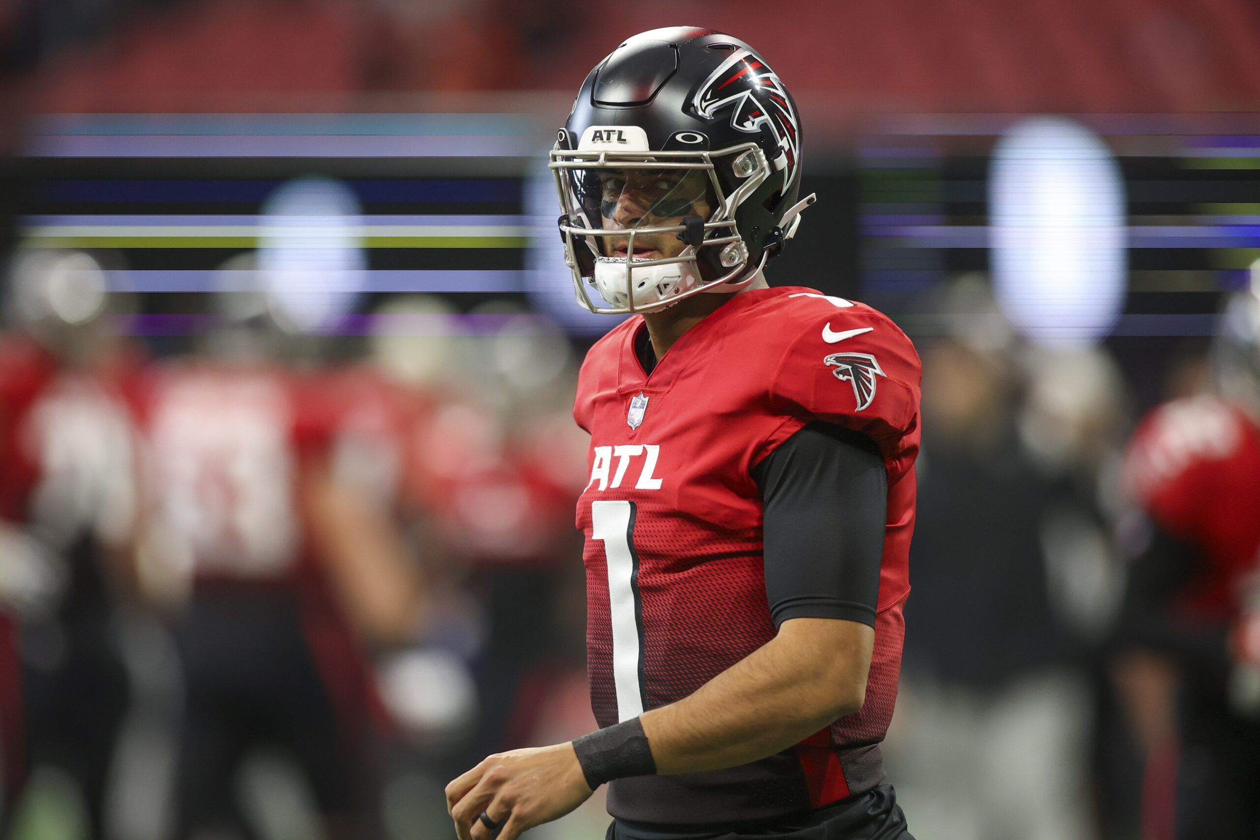 Marcus Mariota (1) prepares for a game against the Chicago Bears at Mercedes-Benz Stadium.