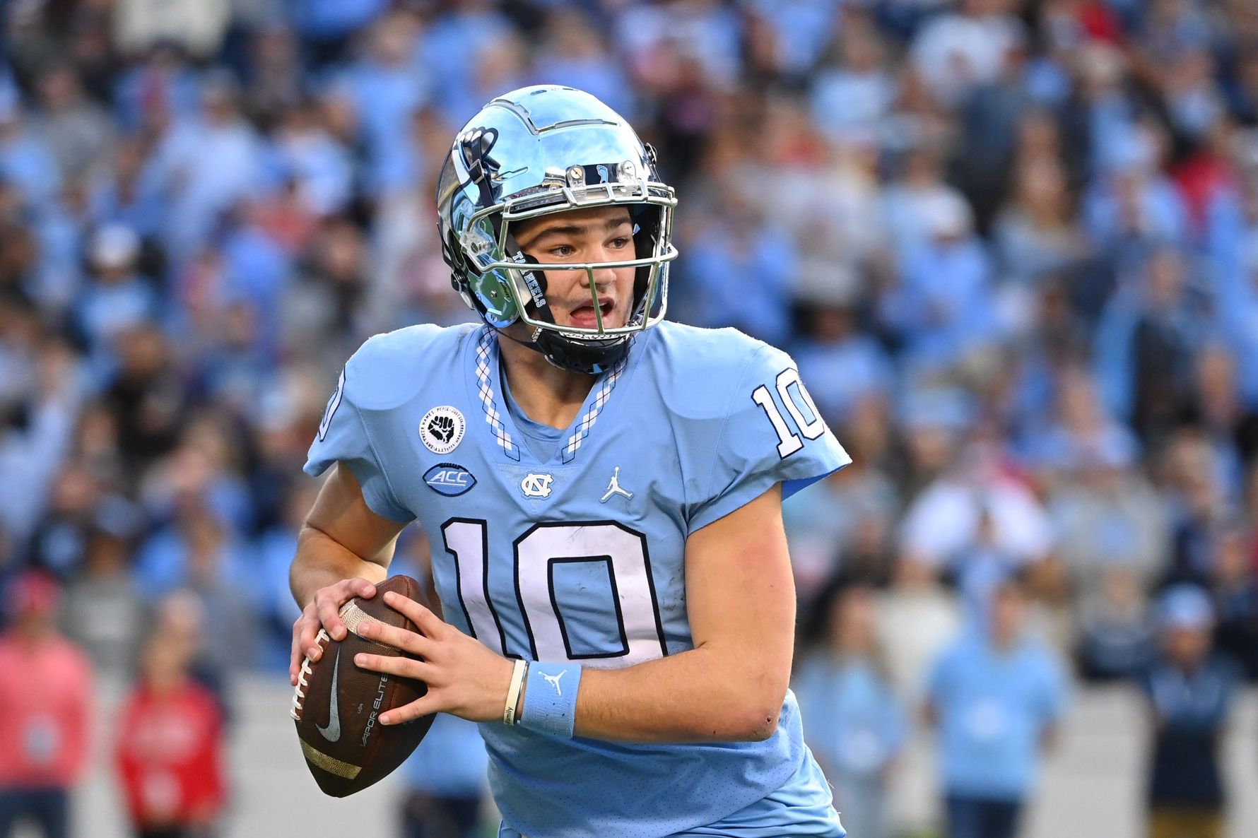 Drake Maye (10) looks to pass in the first quarter at Kenan Memorial Stadium.