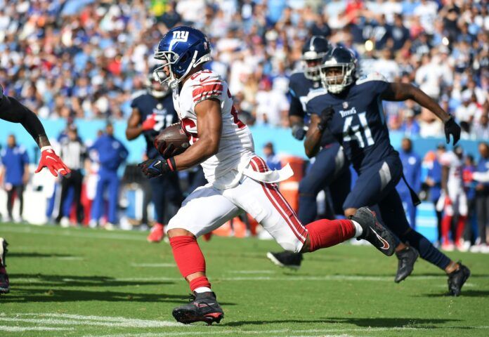 New York Giants RB Saquon Barkley (26) runs the ball against the Tennessee Titans.