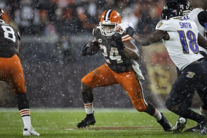 Cleveland Browns RB Nick Chubb (24) runs the ball against the Baltimore Ravens.