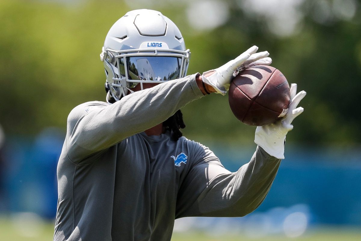 Jahmyr Gibbs (26) practices during OTAs at Detroit Lions headquarters in Allen Park.