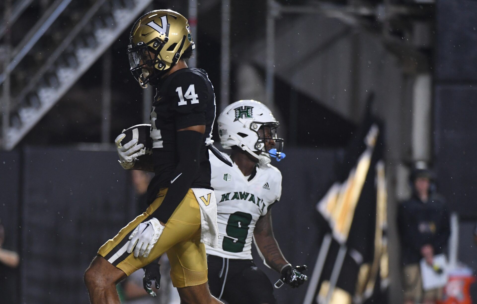 Vanderbilt Commodores WR Will Sheppard (14) catches a touchdown against Hawaii.