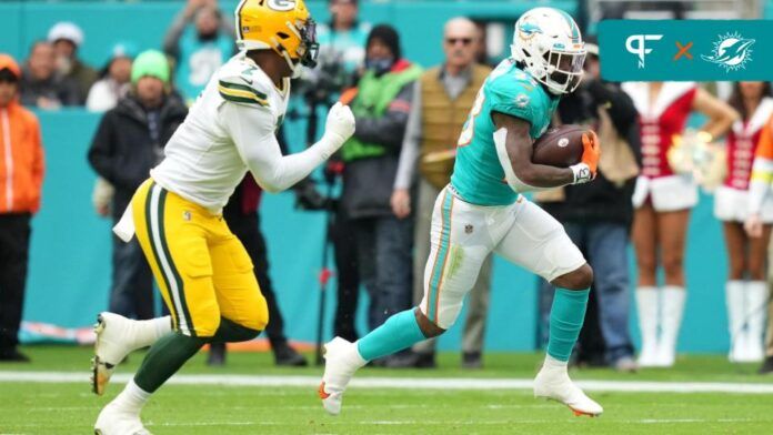 Miami Dolphins RB Jeff Wilson Jr. (23) runs the ball against the Green Bay Packers.