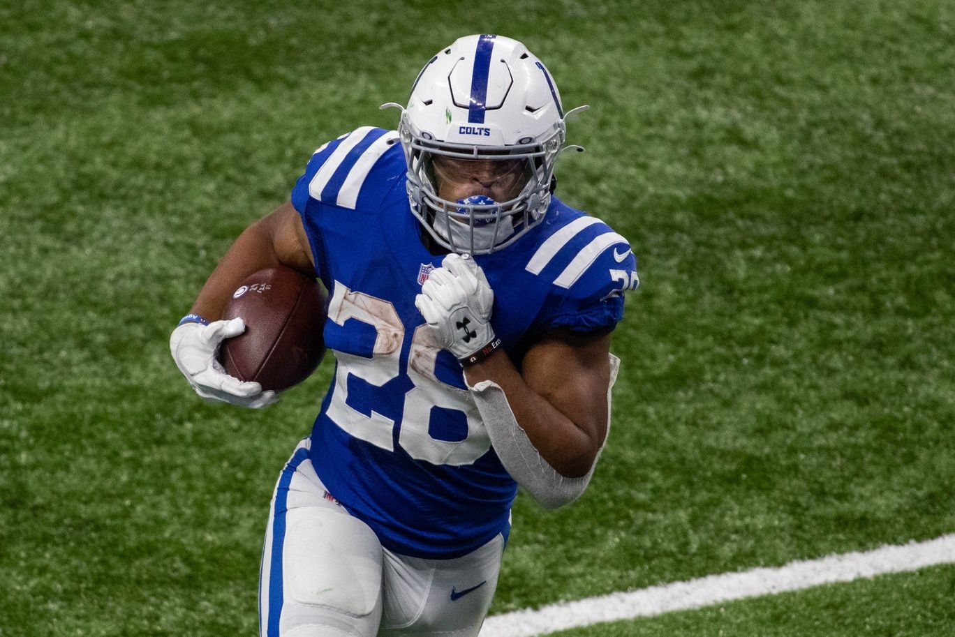 Indianapolis Colts RB Jonathan Taylor (28) runs the ball against the Green Bay Packers.