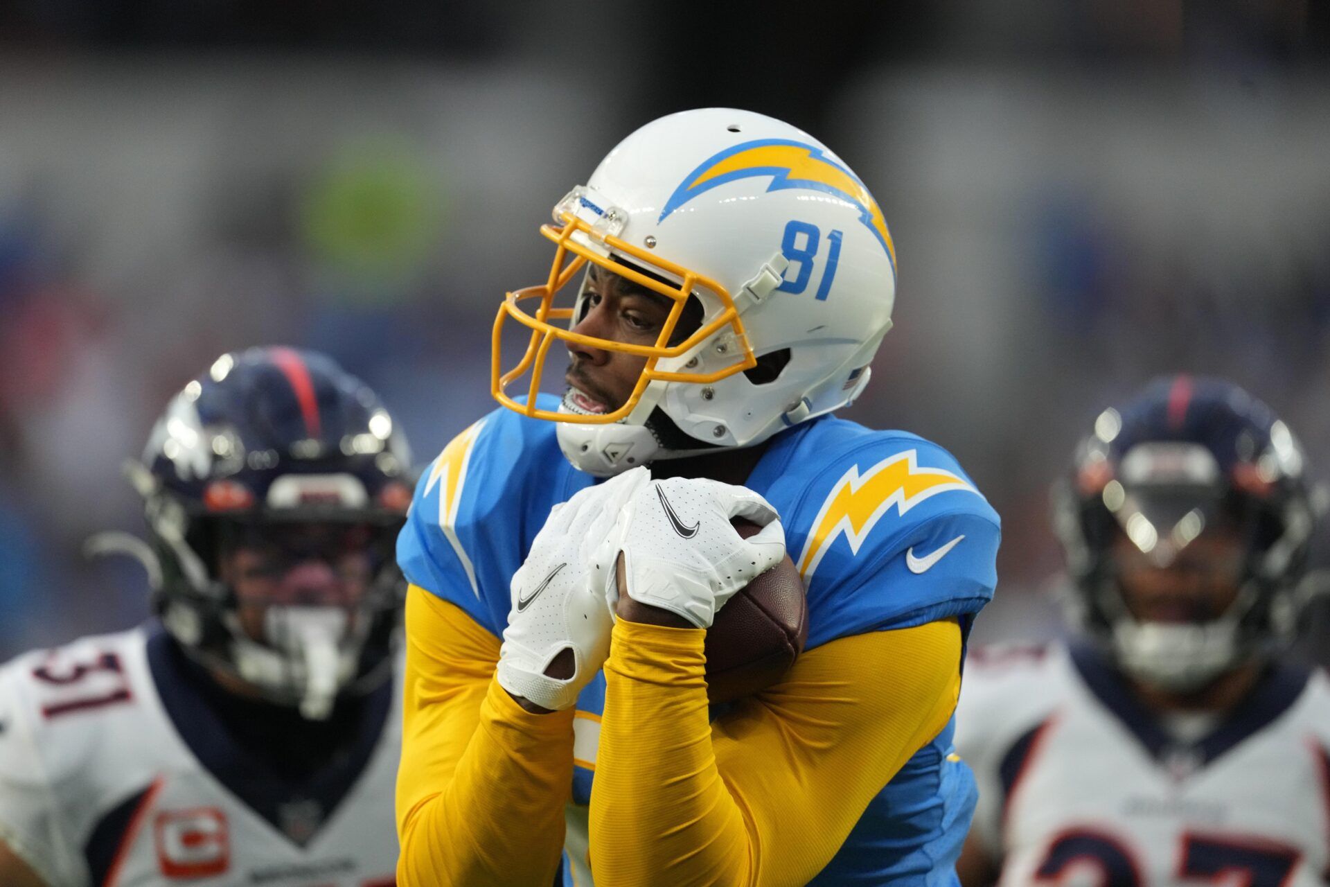 Los Angeles Chargers WR Mike Williams (81) makes a catch against the Denver Broncos.
