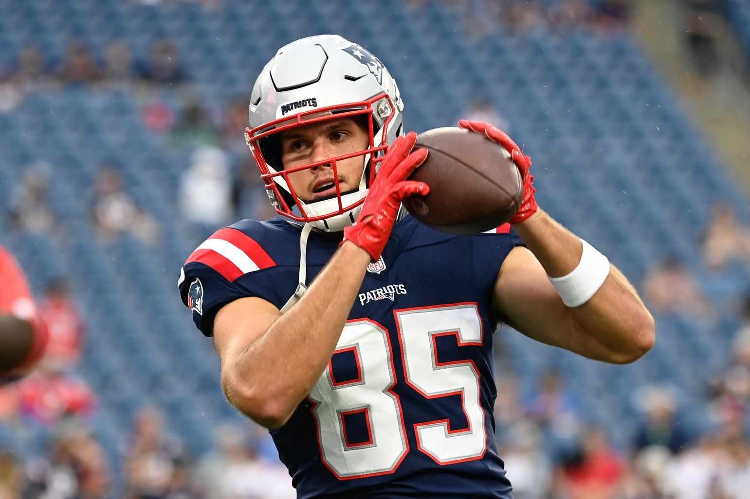 New England Patriots TE Hunter Henry (85) warming up before a game.