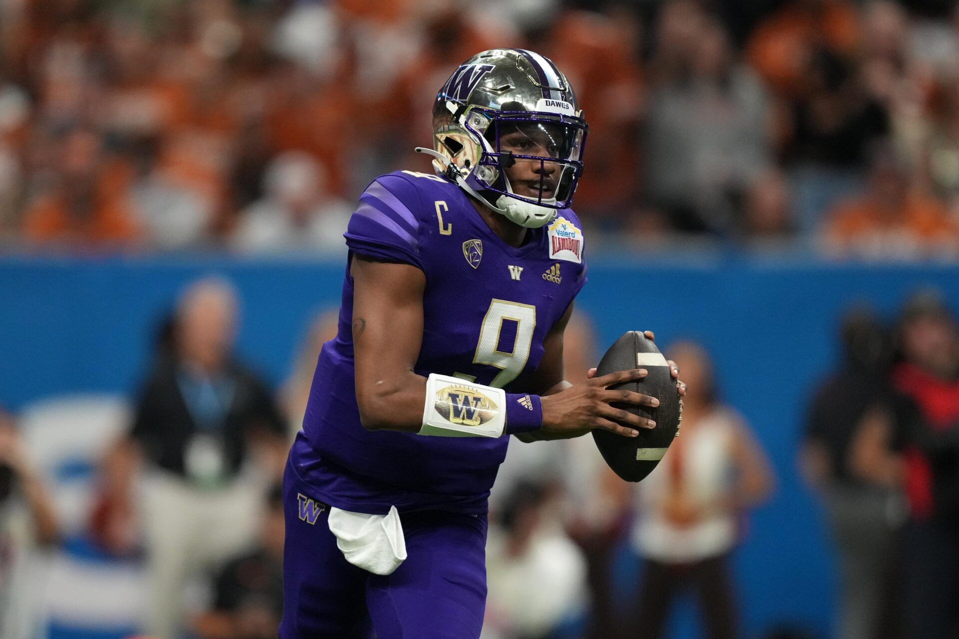 Washington Huskies QB Michael Penix Jr. (9) throws the ball against the Texas Longhorns.