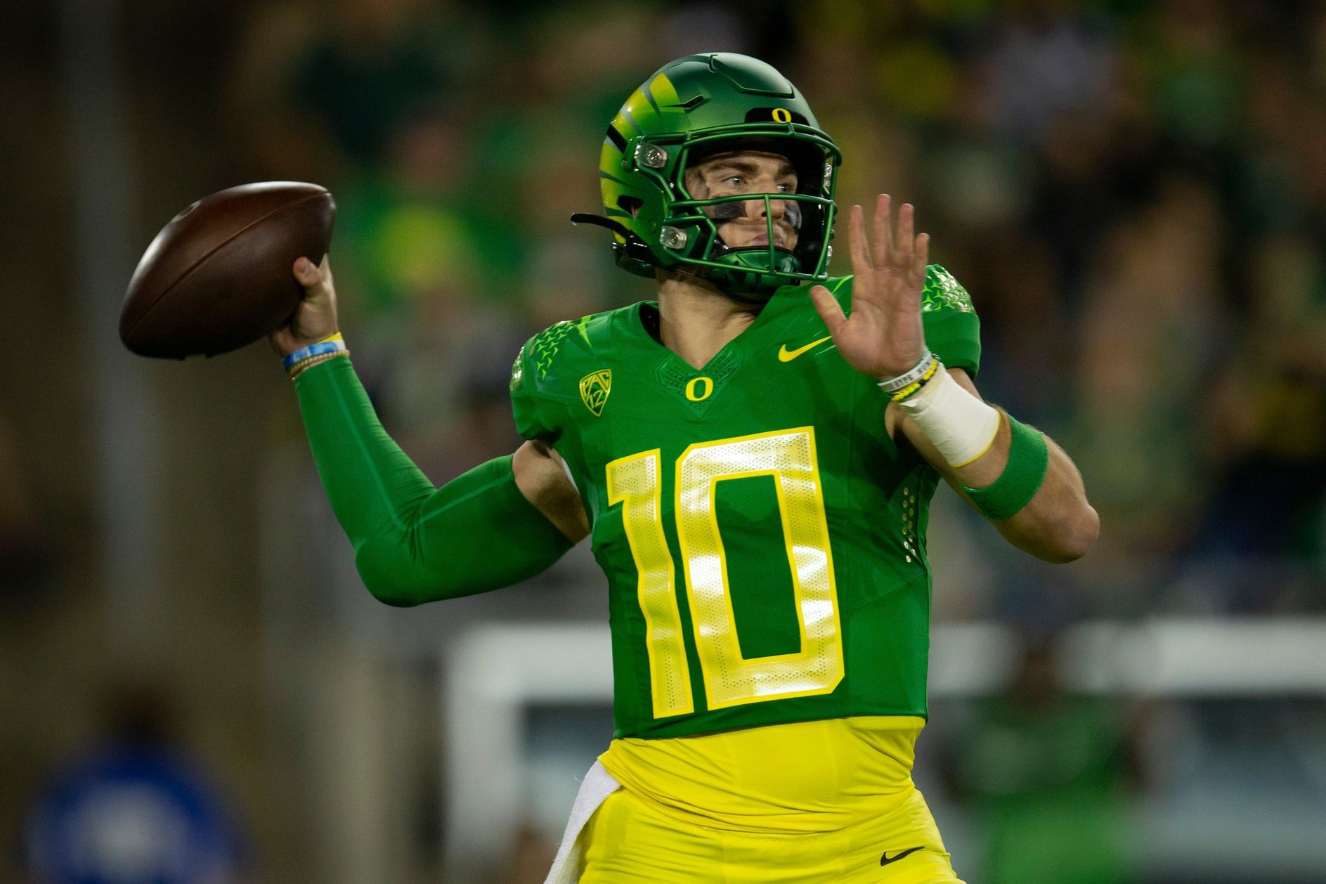 Oregon Ducks QB Bo Nix throws a pass.