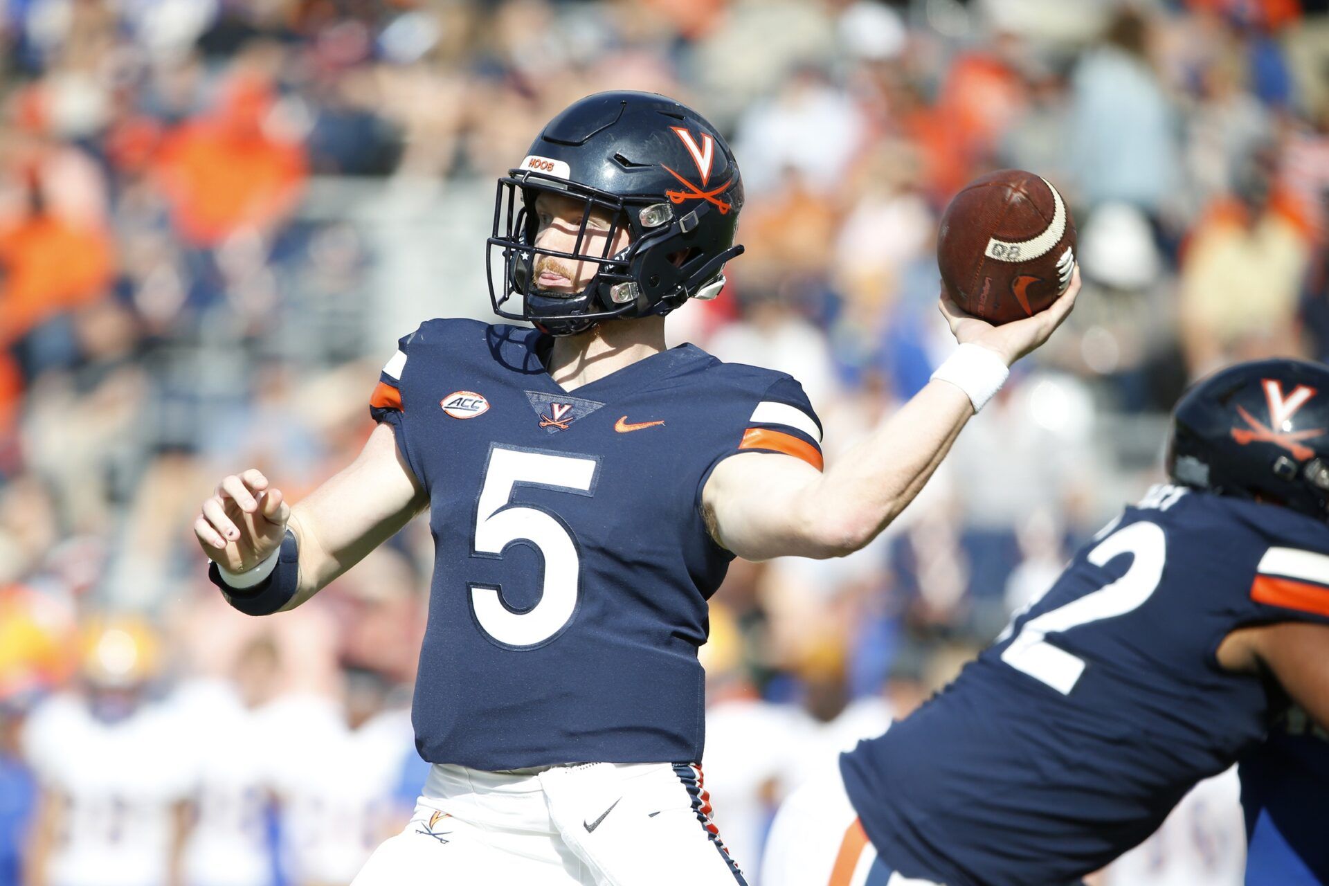 Virginia Cavaliers QB Brennan Armstrong (5) throws the ball against the Pittsburgh Panthers.