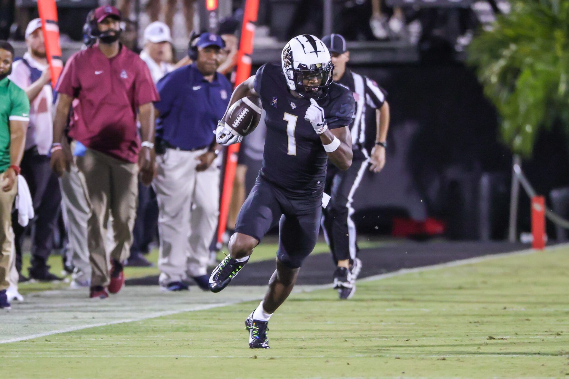 UCF Knights WR Javon Baker (1) runs with the ball against the South Carolina Gamecocks.