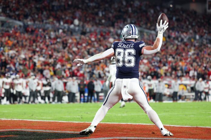 Dallas Cowboys TE Dalton Schultz (86) spikes the football after scoring a touchdown.