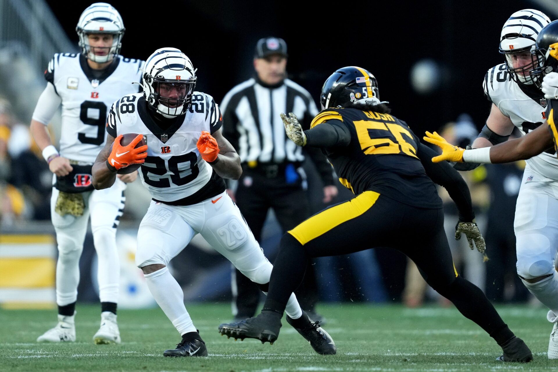 Cincinnati Bengals RB Joe Mixon (28) runs the ball against the Pittsburgh Steelers.