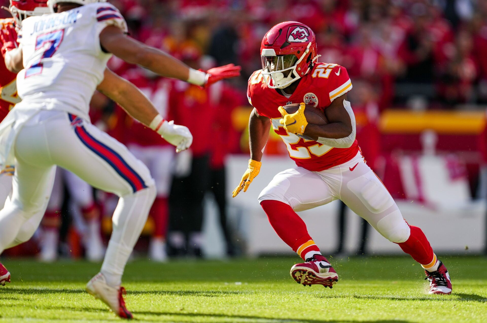 Kansas City Chiefs RB Clyde Edwards-Helaire carries the football.