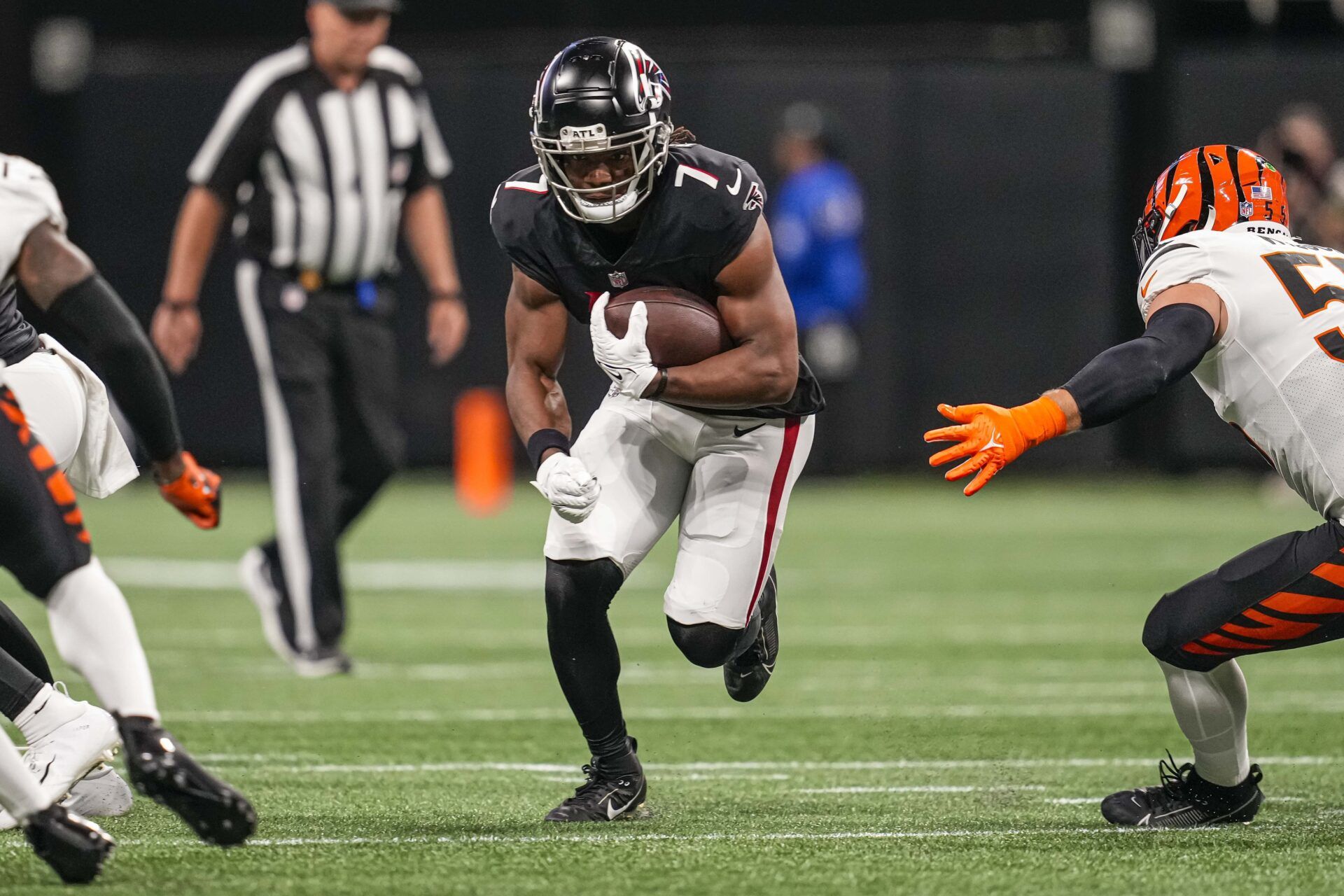 Atlanta Falcons RB Bijan Robinson (7) runs the ball against the Cincinnati Bengals in a preseason game.