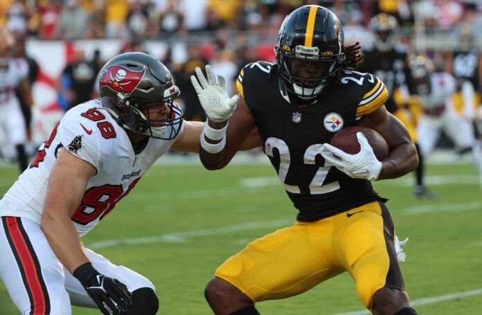 Najee Harris (22) runs as Tampa Bay Buccaneers linebacker Anthony Nelson (98) defends during the first quarter at Raymond James Stadium.