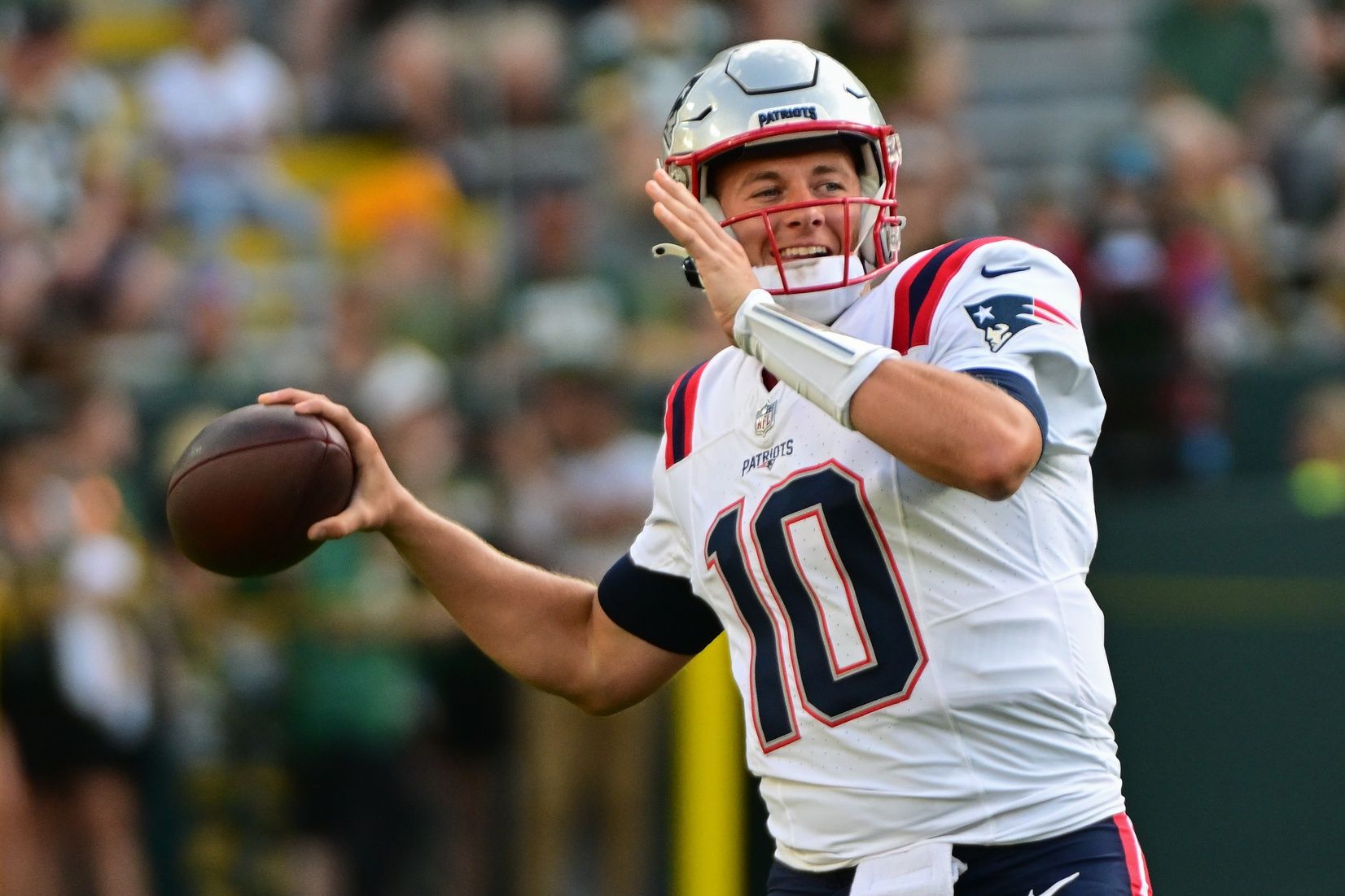 New England Patriots QB Mac Jones (10) throws a pass against the Green Bay Packers.