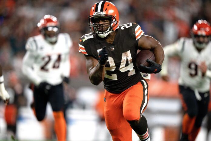 Nick Chubb (24) carries the ball for a first down in the third quarter during an NFL Week 8 game against the Cincinnati Bengals.