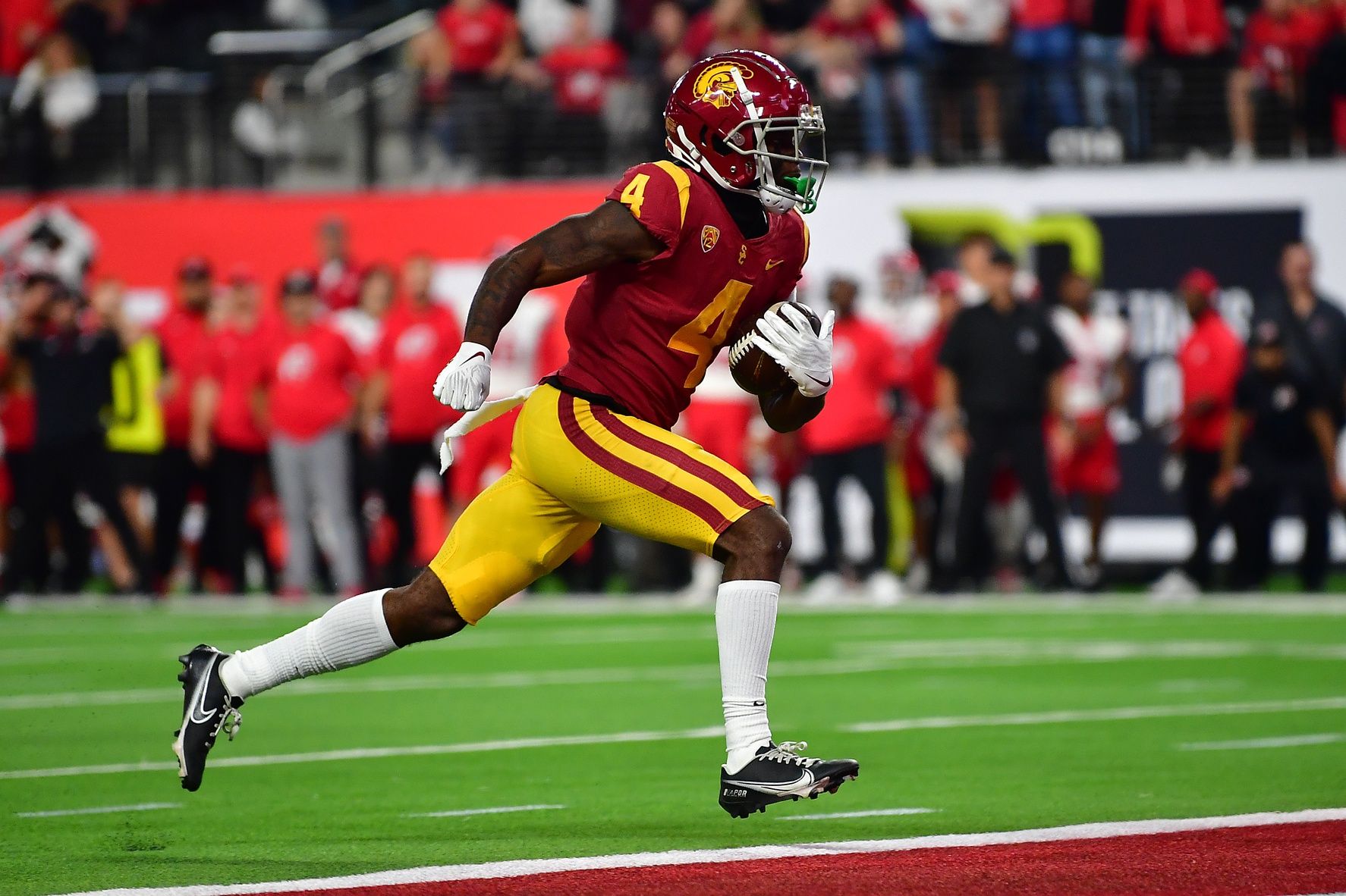 USC Trojans WR Mario Williams runs in for a touchdown against the Utah Utes.