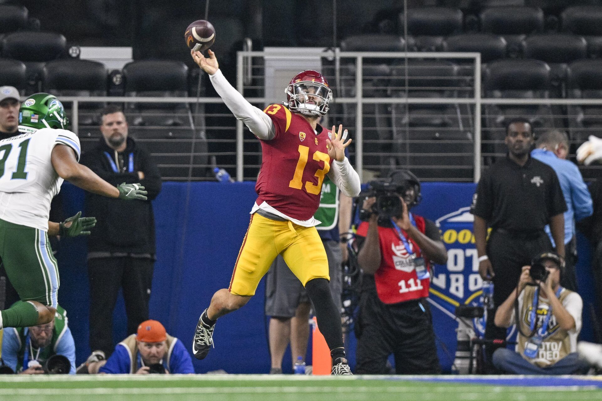 USC Trojans QB Caleb Williams (13) throws a pass deep against the Tulane Green Wave.