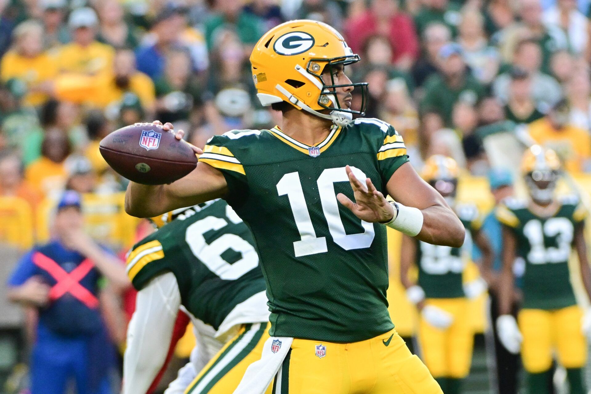 Jordan Love (10) passes against the New England Patriots in the first quarter at Lambeau Field.