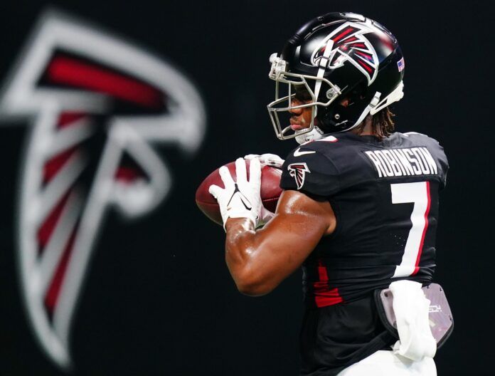 Bijan Robinson (7) pulls down a catch during pregame warmups before their game against the Cincinnati Bengals at Mercedes-Benz Stadium.