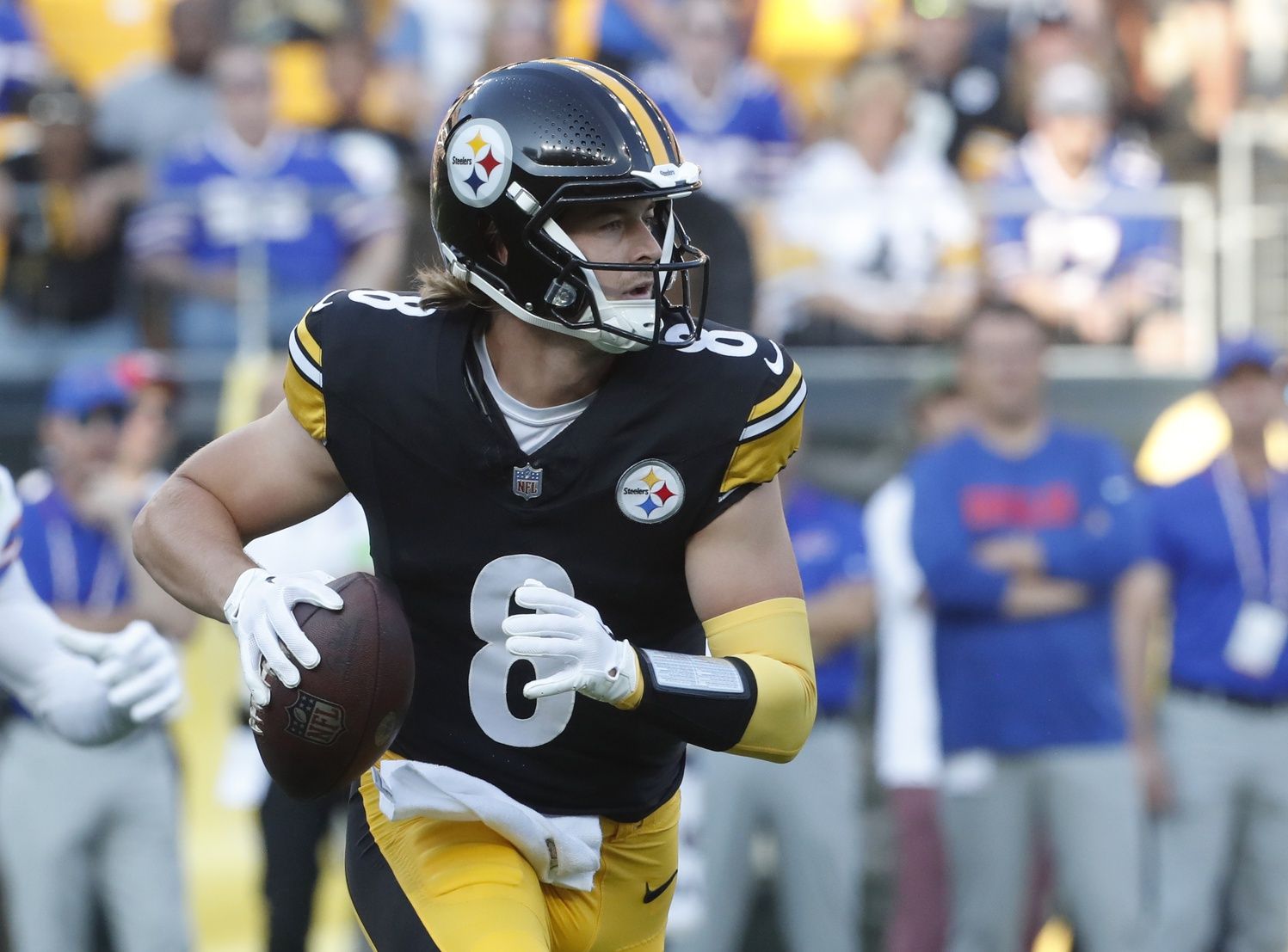 Pittsburgh Steelers QB Kenny Pickett (8) looks to pass against the Buffalo Bills.