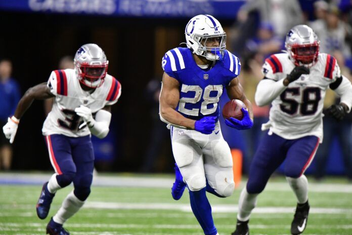 Indianapolis Colts RB Jonathan Taylor (28) runs the ball against the New England Patriots.