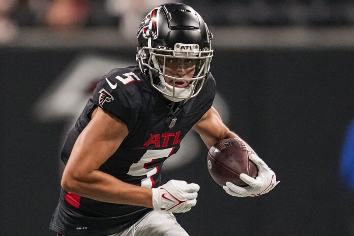 Drake London (5) runs after a catch against the Cincinnati Bengals during the first quarter at Mercedes-Benz Stadium.