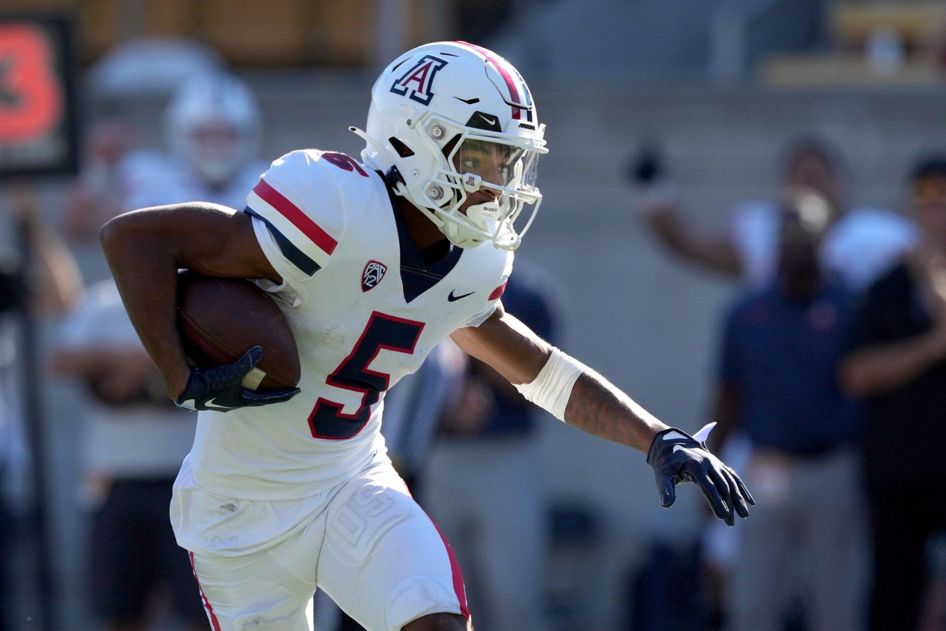 Arizona Wildcats WR Dorian Singer (5) runs with the ball after the catch.