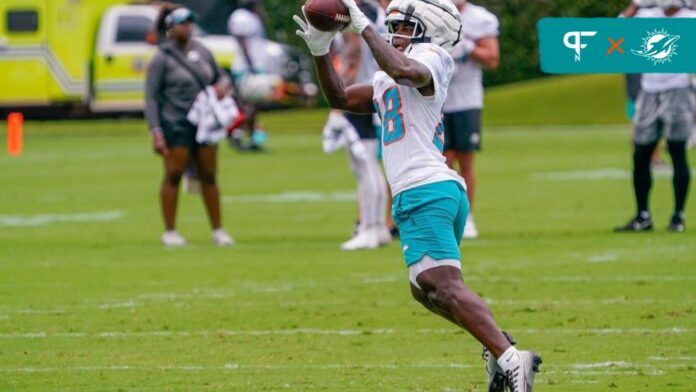 Miami Dolphins RB De'Von Achane (28) catches a pass during training camp.