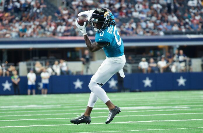 Calvin Ridley (0) makes a catch during the first quarter against the Dallas Cowboys at AT&T Stadium.