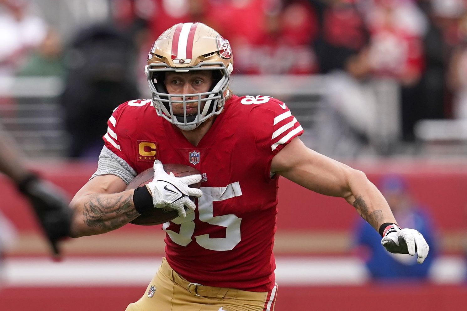 San Francisco 49ers TE George Kittle (85) runs with the ball against the Seattle Seahawks.