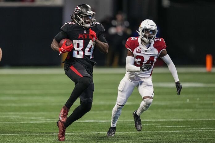 Atlanta Falcons RB Cordarrelle Patterson (84) runs past the Arizona Cardinals defense.