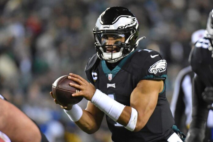 Philadelphia Eagles QB Jalen Hurts (1) takes the snap against the New York Giants.