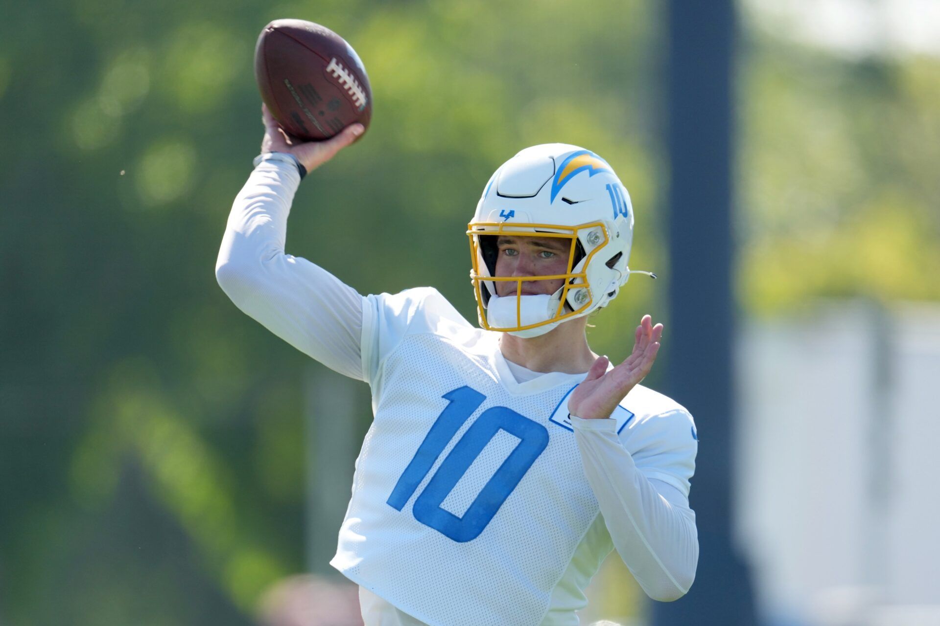 Los Angeles Chargers QB Justin Herbert (10) throwing passes during practice.