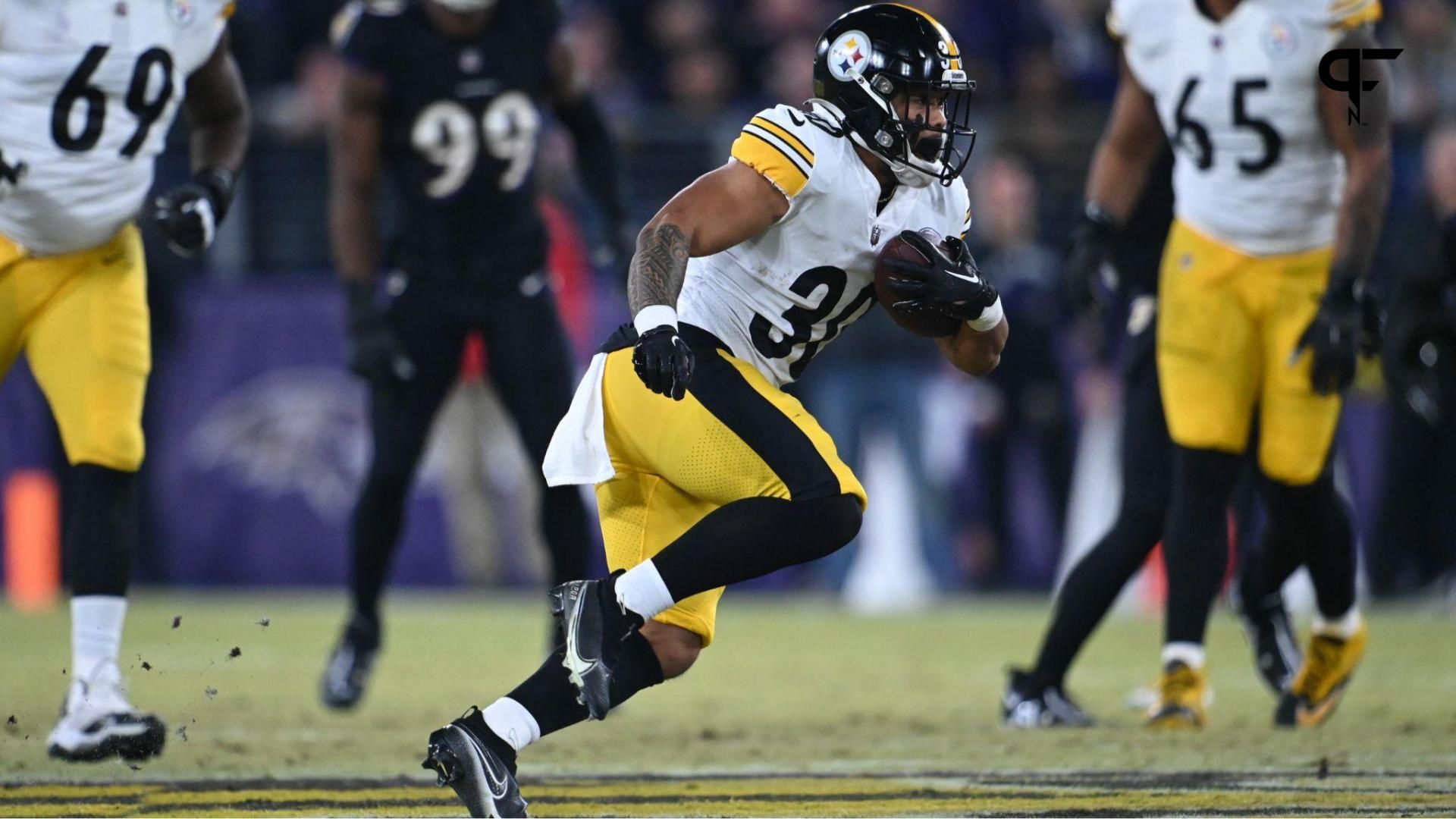 Pittsburgh Steelers running back Jaylen Warren (30) rushes during the first quarter against the Baltimore Ravens at M&T Bank Stadium.