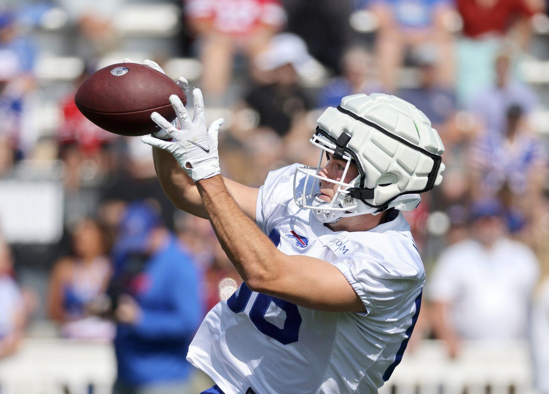 Rookie Buffalo Bills tight end Dalton Kincaid catches a short pass over the middle.
