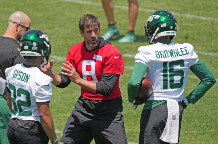 Aaron Rodgers with Michael Carter and Jason Brownlee during the Jets OTA.