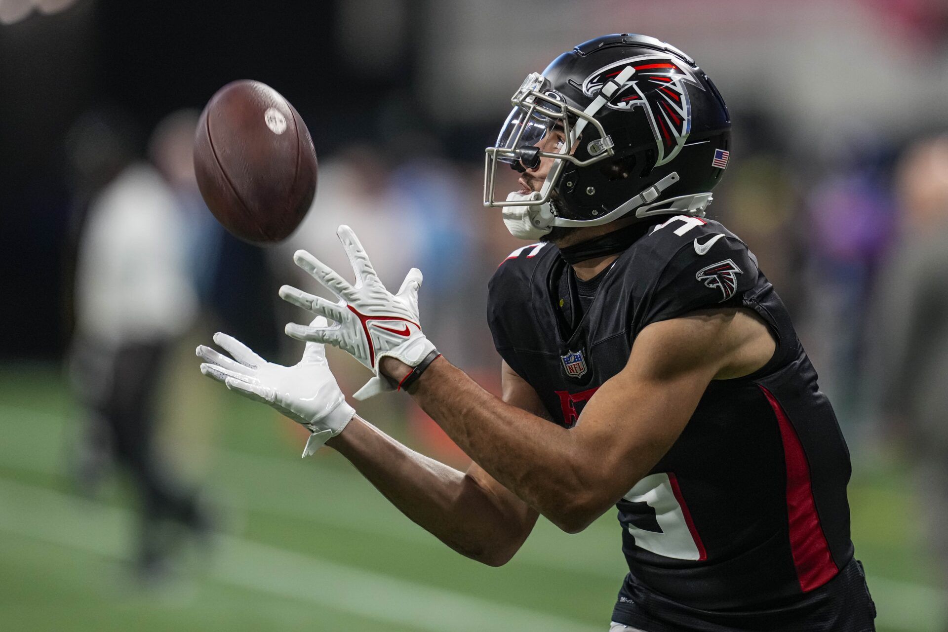 Drake London (5) catches a pass prior to the game against the Cincinnati Bengals at Mercedes-Benz Stadium.