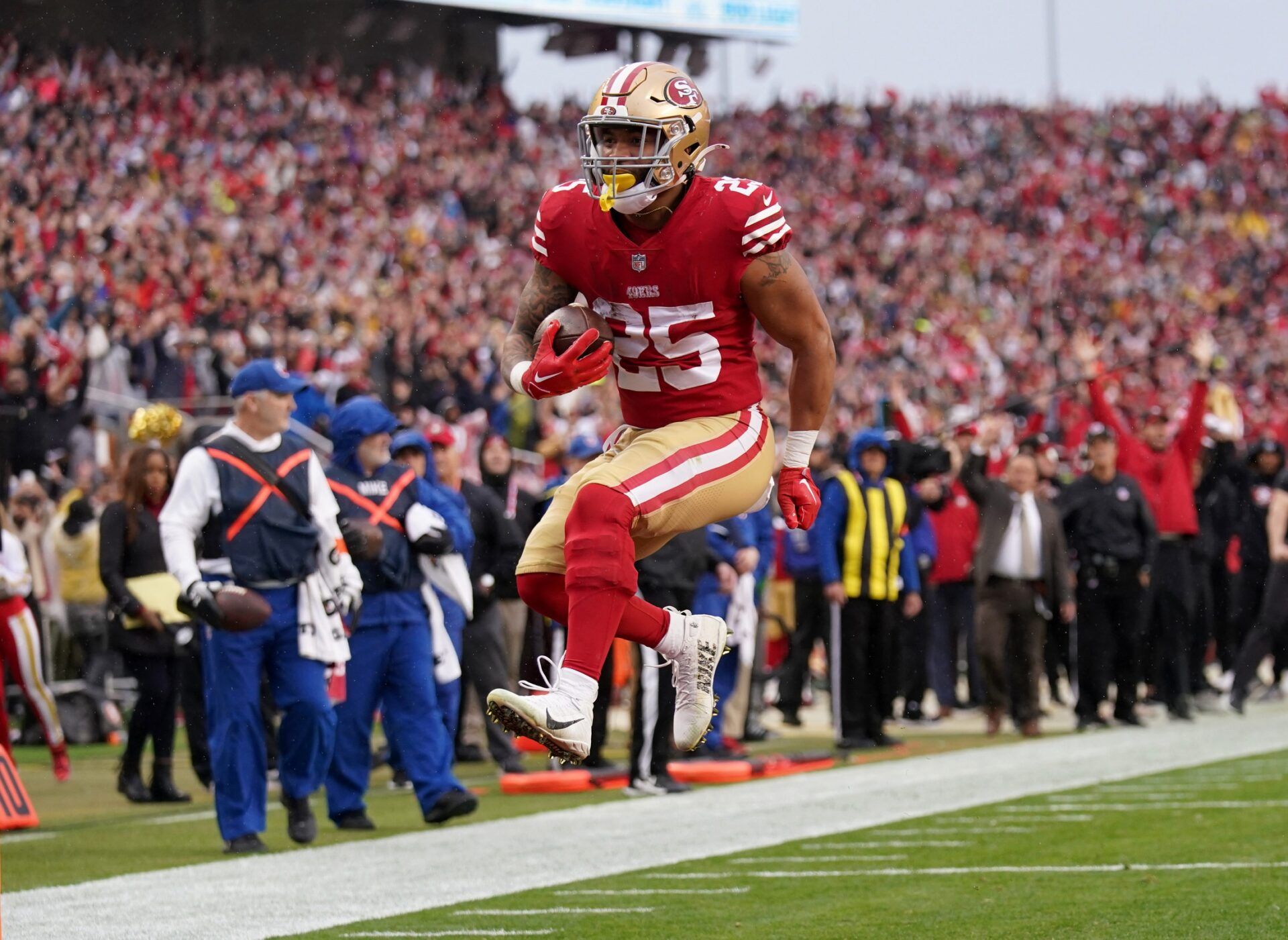 Elijah Mitchell (25) leaps into the end zone for a touchdown in the third quarter of a wild card game against the Seattle Seahawks at Levi's Stadium.